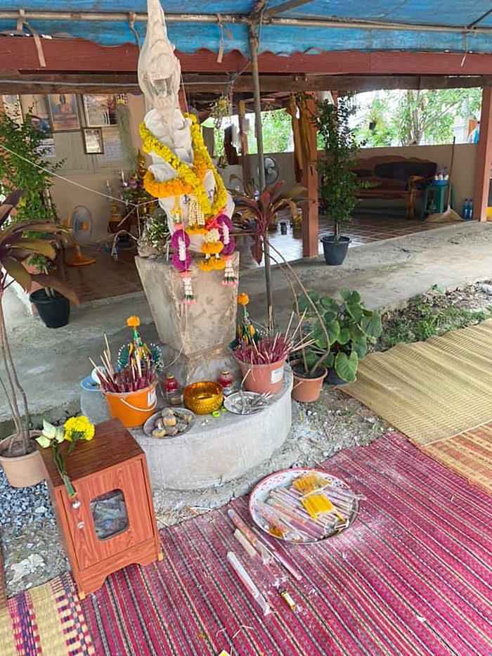 รอยปริศนาเลื้อยใกล้ศาลพญานาค