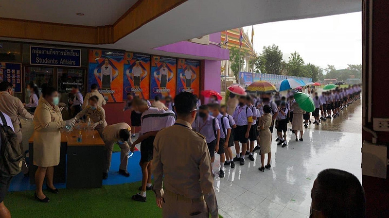 ภาพข่าวครูปล่อยเด็กนักเรียนยืนออ