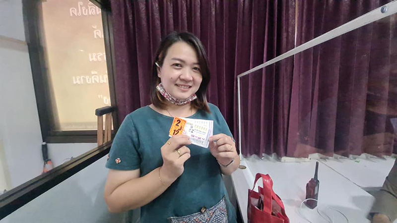 สาวถูกรางวัลที่ 1