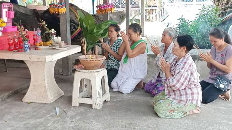 แห่ขอเลขเด็ดเจ้าแม่ตะเคียนทอง