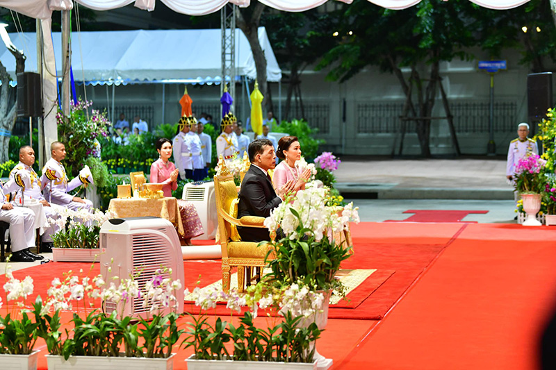 ในหลวง - พระราชินี