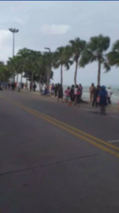 ภาพข่าวฝรั่งใจบุญแจกเงินคนไทย