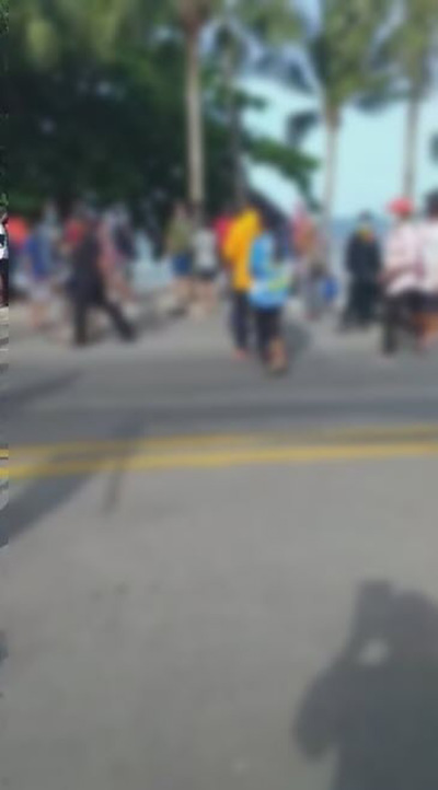 ภาพข่าวฝรั่งใจบุญแจกเงินคนไทย