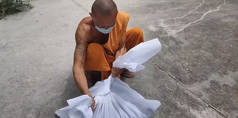 หนุ่มป่วยโควิดช็อกดับคารถ