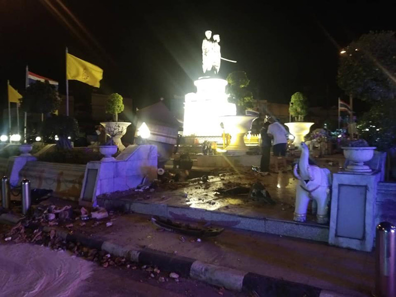 รถพุ่งชน อนุสาวรีย์ ย่ามุก ย่าจัน