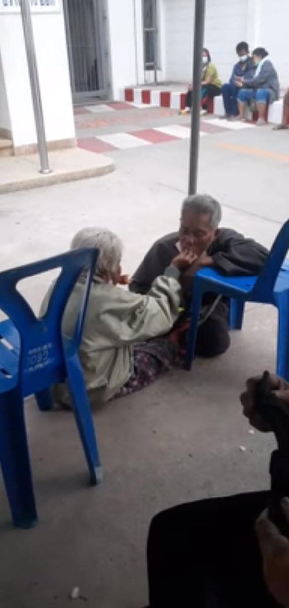 แม่ลูกวัยชรา ลงทะเบียนเราชนะ