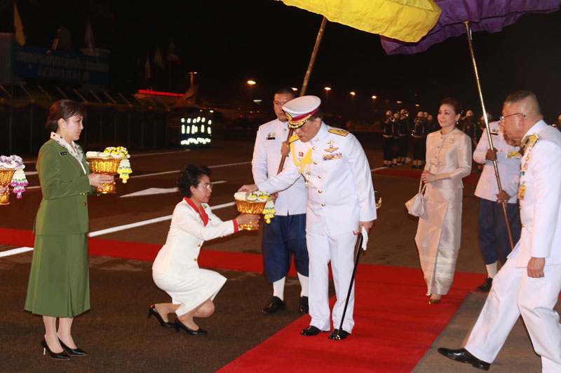 ในหลวง พระราชินี เจ้าคุณพระ