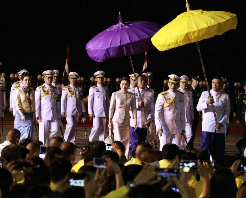 ในหลวง พระราชินี เจ้าคุณพระ