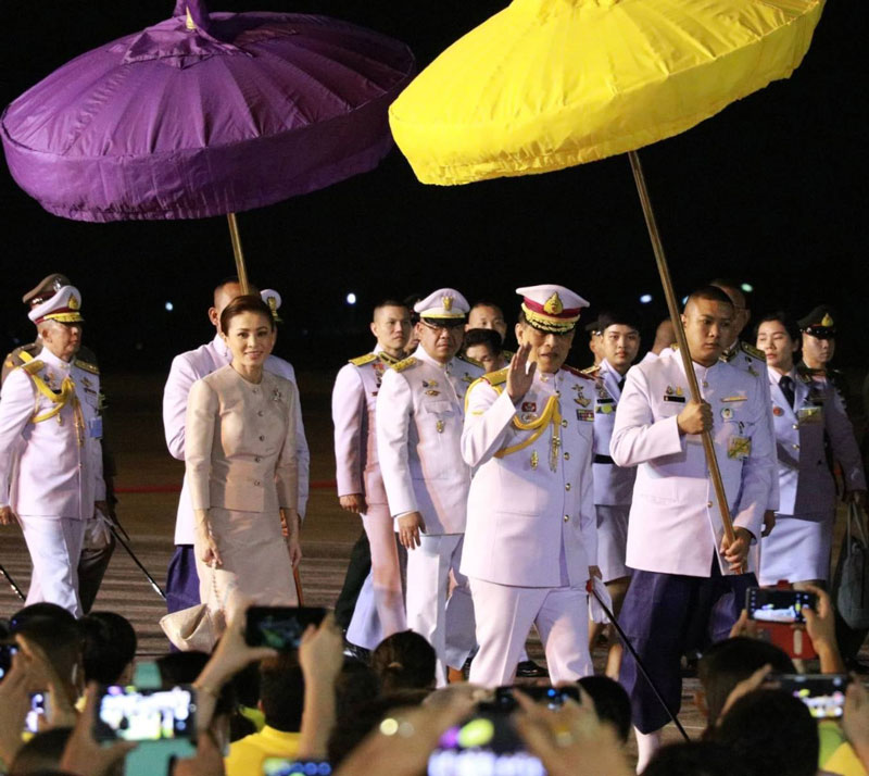 ในหลวง พระราชินี เจ้าคุณพระ