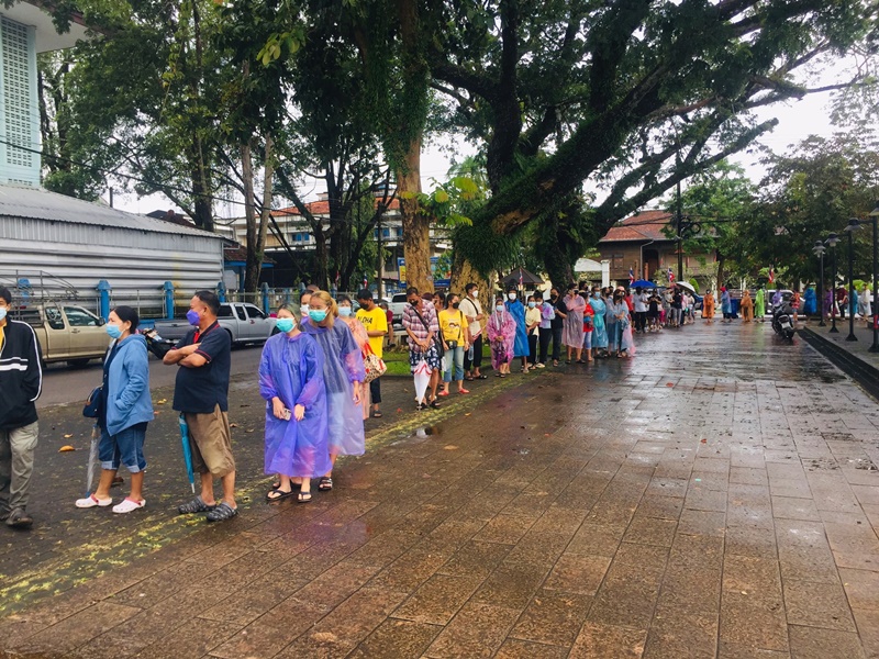 ยอมตากฝนต่อแถวเป็นกิโล 