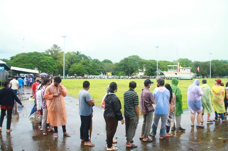 ยอมตากฝนต่อแถวเป็นกิโล 