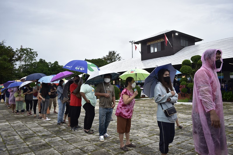 ยอมตากฝนต่อแถวเป็นกิโล 