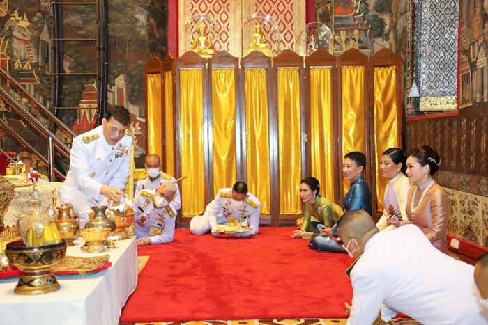 ในหลวง ร.10 - พระราชินี