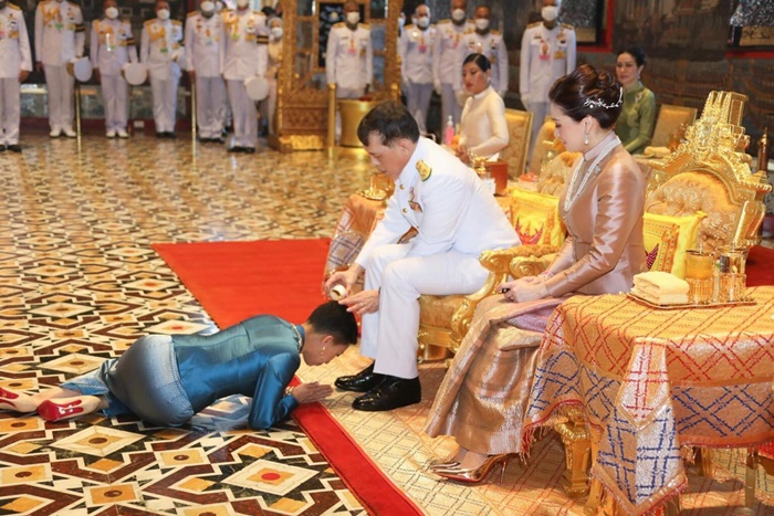 ในหลวง ร.10 - พระราชินี