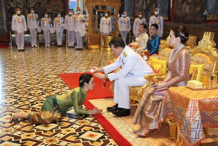 ในหลวง ร.10 - พระราชินี