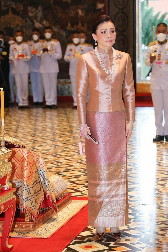 ในหลวง ร.10 - พระราชินี