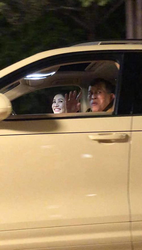 เจ้าคุณพระสินีนาฏ ขับรถยนต์พระที่นั่ง ถวายในหลวง