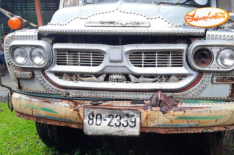 รังต่อยักษ์ สร้างรังในรถสิบล้อ