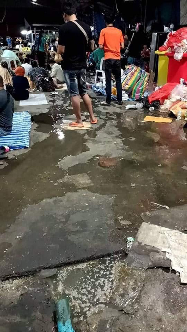 คนไข้โควิดนอนเกลื่อนพื้นข้างถังขยะ