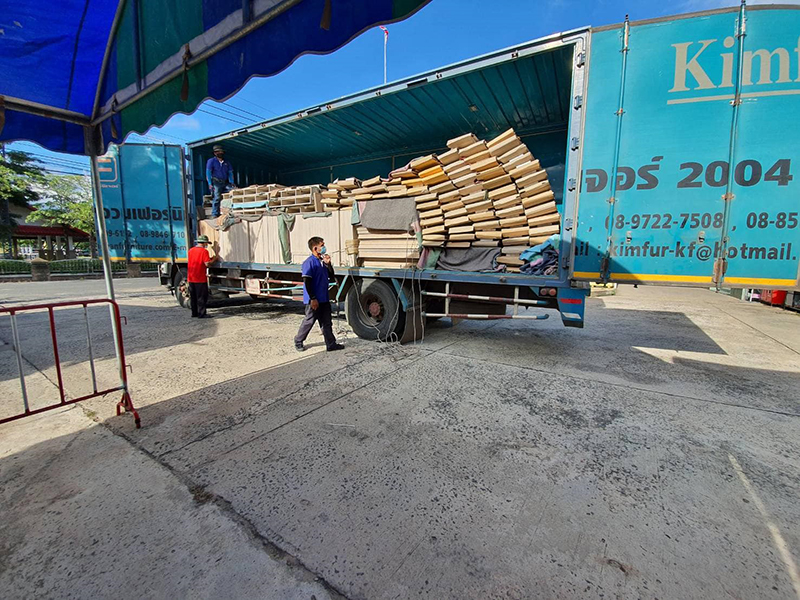 ชื่นชม.. โรงงานเฟอร์นิเจอร์ ทำเตียงสนามมอบให้ รพ. - พนง. ขอช่วยไม่เอาค่าแรง