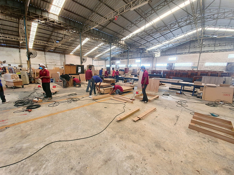 ชื่นชม.. โรงงานเฟอร์นิเจอร์ ทำเตียงสนามมอบให้ รพ. - พนง. ขอช่วยไม่เอาค่าแรง