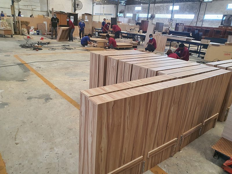 ชื่นชม.. โรงงานเฟอร์นิเจอร์ ทำเตียงสนามมอบให้ รพ. - พนง. ขอช่วยไม่เอาค่าแรง