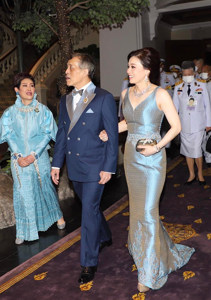 ในหลวง พระราชินี ทรงฉลองพระองค์คู่ 
