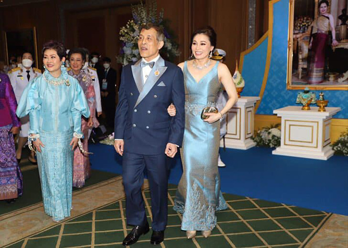 ในหลวง พระราชินี ทรงฉลองพระองค์คู่ 