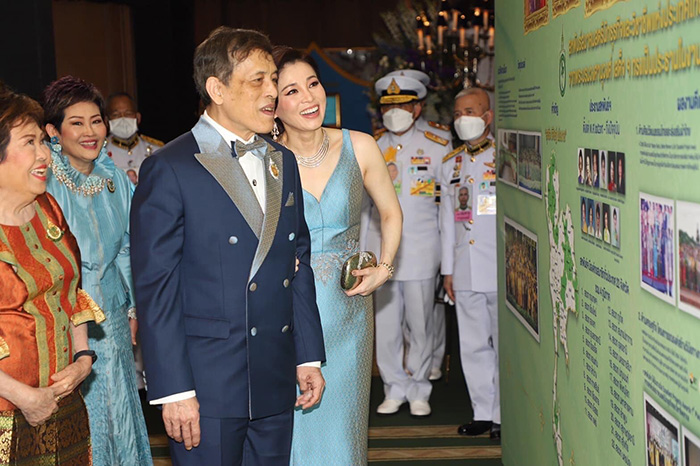 ในหลวง พระราชินี ทรงฉลองพระองค์คู่ 