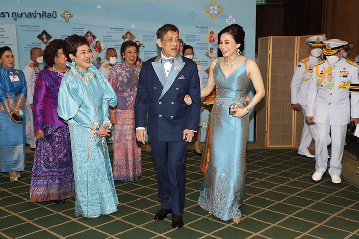 ในหลวง พระราชินี ทรงฉลองพระองค์คู่ 