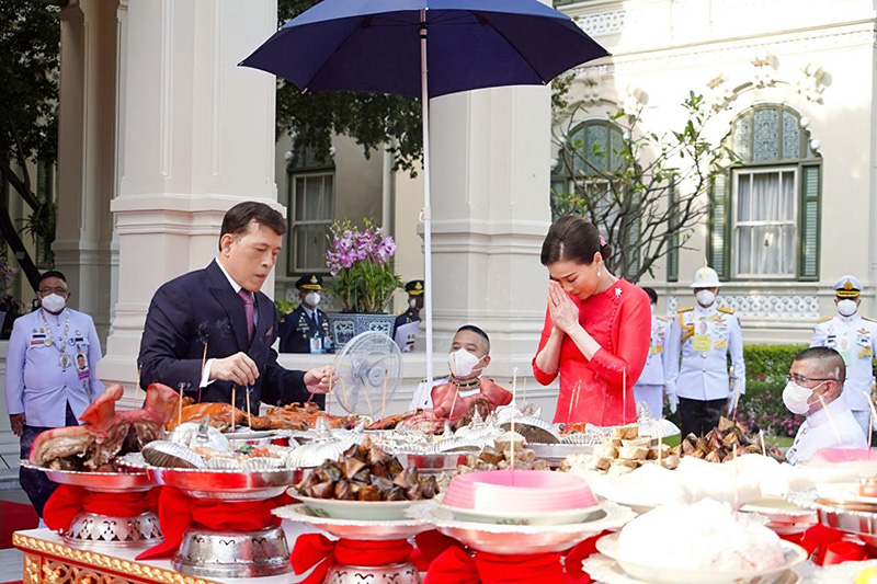 ในหลวง พระราชินี ทรงประกอบพิธีสังเวยพระป้าย เนื่องในเทศกาลตรุษจีน 2566