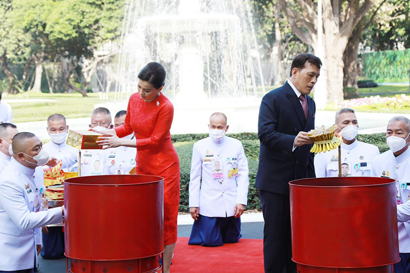 ในหลวง พระราชินี ทรงประกอบพิธีสังเวยพระป้าย เนื่องในเทศกาลตรุษจีน 2566