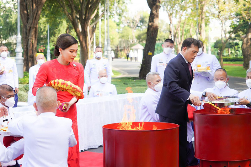 ในหลวง พระราชินี ทรงประกอบพิธีสังเวยพระป้าย เนื่องในเทศกาลตรุษจีน 2566