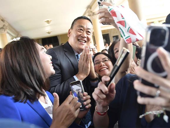 เศรษฐา ทวีสิน