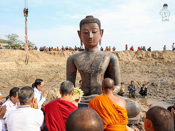 พระพุทธรูปองค์ใหญ่