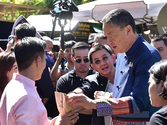 เศรษฐา ทวีสิน