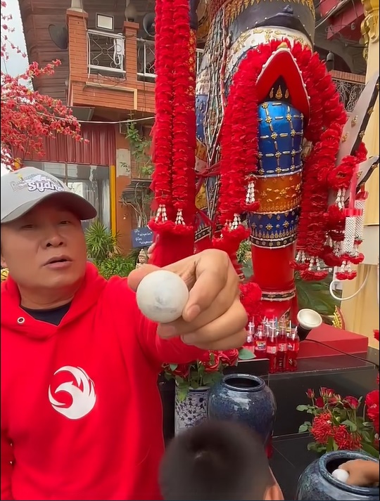 มนต์สิทธิ์ คำสร้อย