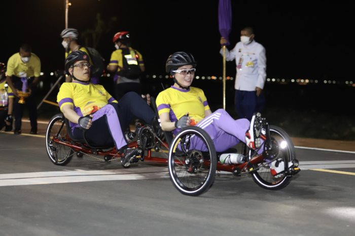  ในหลวง พระราชินี ทรงจักรยาน