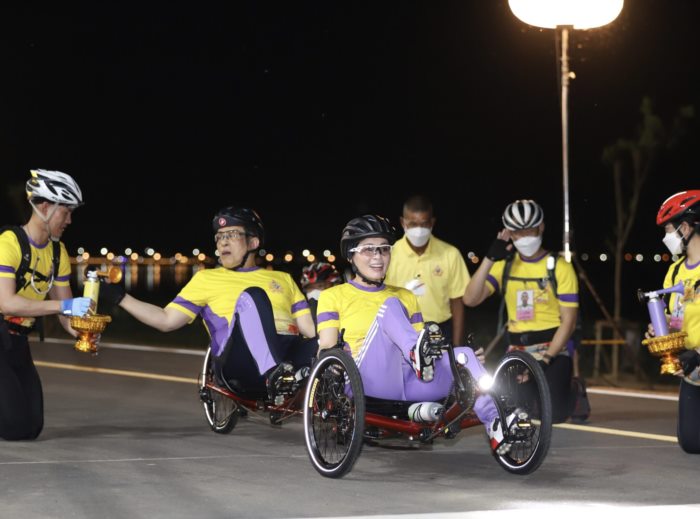  ในหลวง พระราชินี ทรงจักรยาน