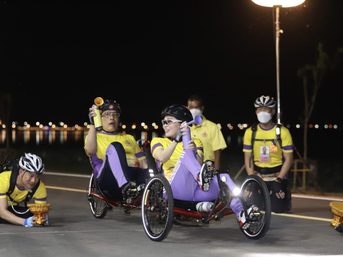  ในหลวง พระราชินี ทรงจักรยาน