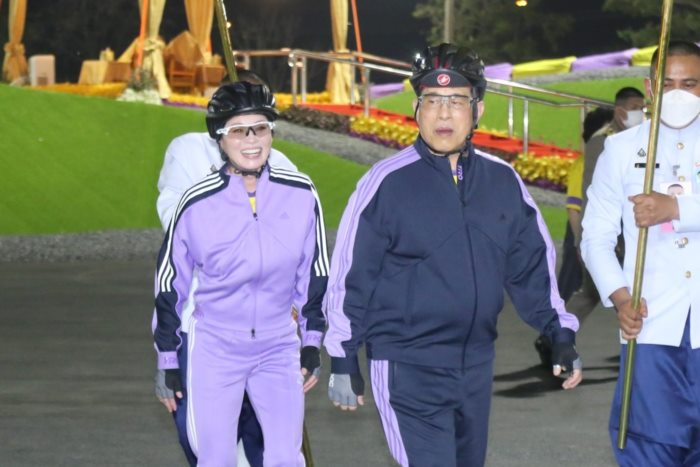  ในหลวง พระราชินี ทรงจักรยาน