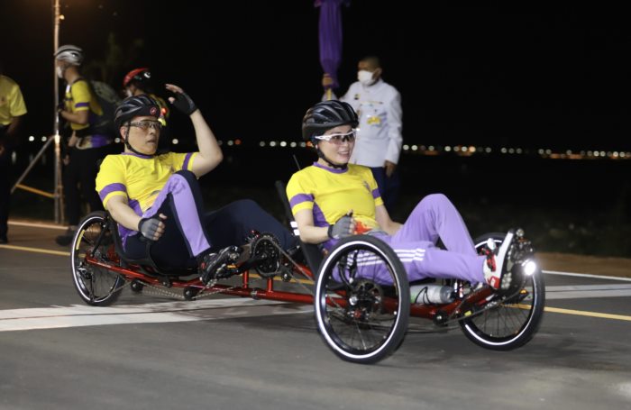  ในหลวง พระราชินี ทรงจักรยาน