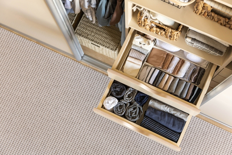 วิธีกำจัดกลิ่นอับในตู้เสื้อผ้า