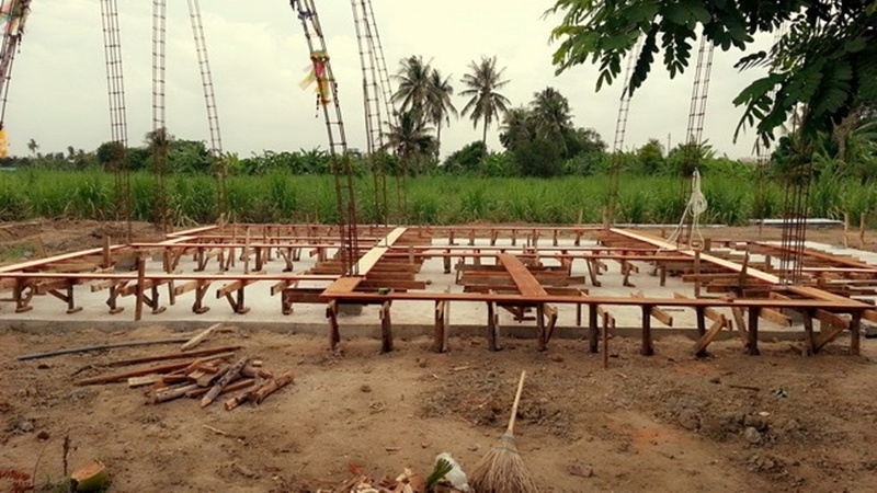 บ้านชั้นเดียวหลังเล็กกลางไร่ 