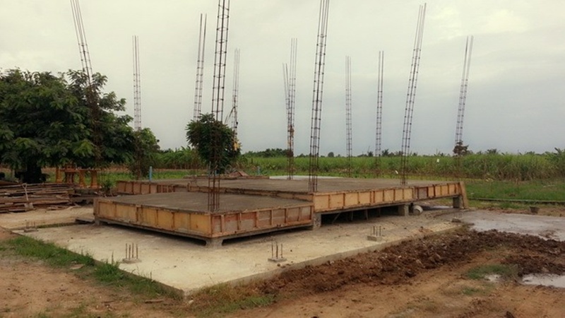 บ้านชั้นเดียวหลังเล็กกลางไร่ 