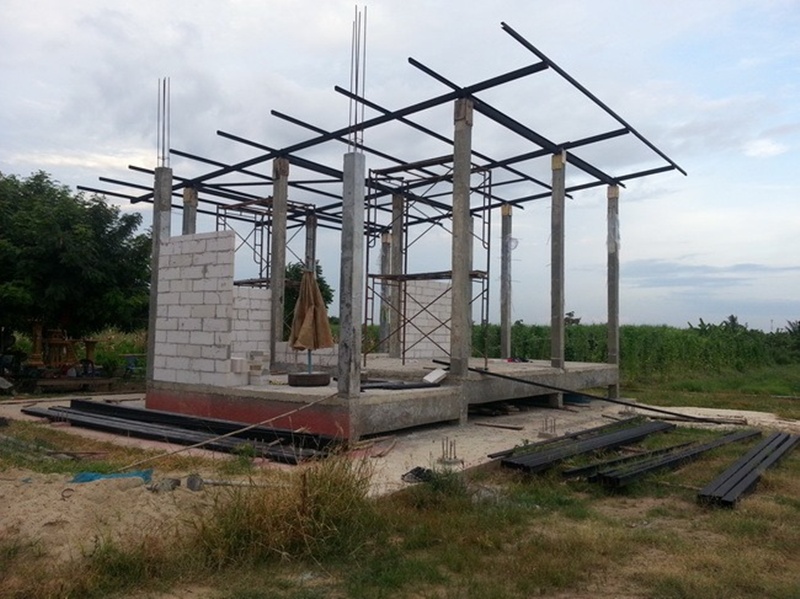 บ้านชั้นเดียวหลังเล็กกลางไร่ 