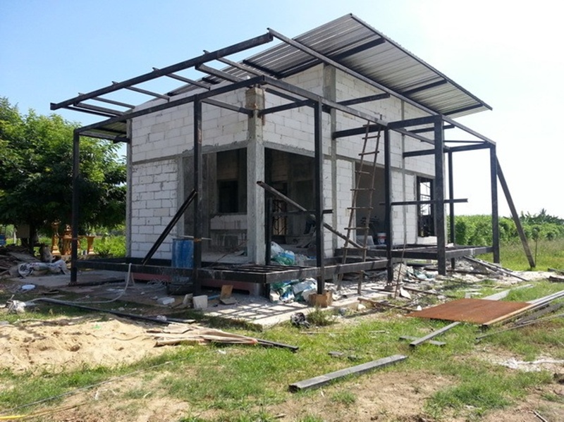 บ้านชั้นเดียวหลังเล็กกลางไร่ 