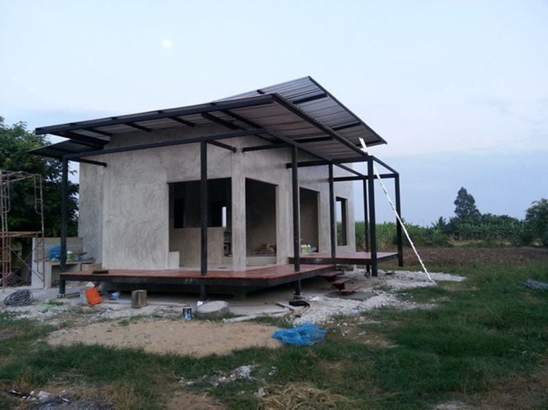 บ้านชั้นเดียวหลังเล็กกลางไร่ 