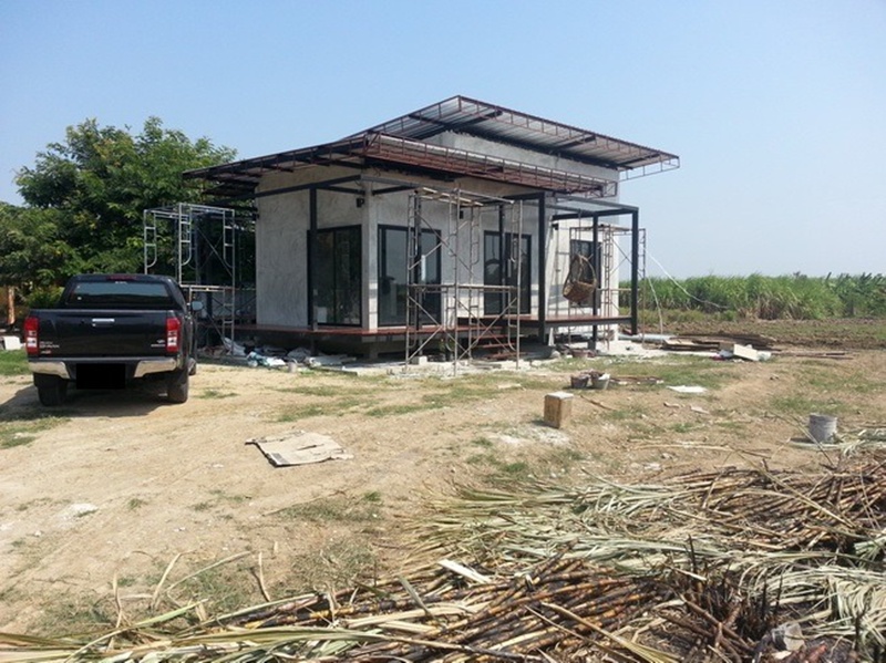 บ้านชั้นเดียวหลังเล็กกลางไร่ 