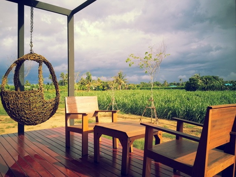 บ้านชั้นเดียวหลังเล็กกลางไร่ 